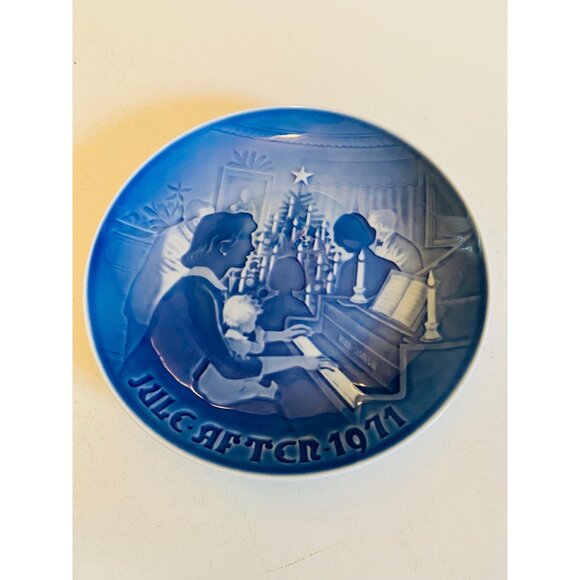 Vintage Bing & Grondahl Jule Aften 1971 Christmas at Home Blue & White Plate - Picture 1 of 7